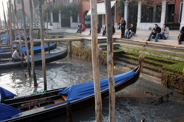 Bassa marea ECCEZIONALE a VENEZIA, AMBULANZE e VIGILI DEL FUOCO rimangono ARENATI nei canali, tutti i dettagli