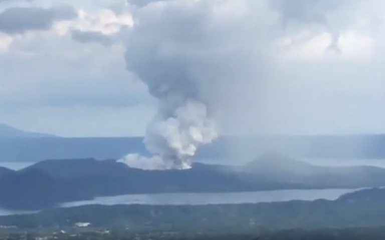 Filippine, esplode il vulcano Taal, evacuate 8 mila persone