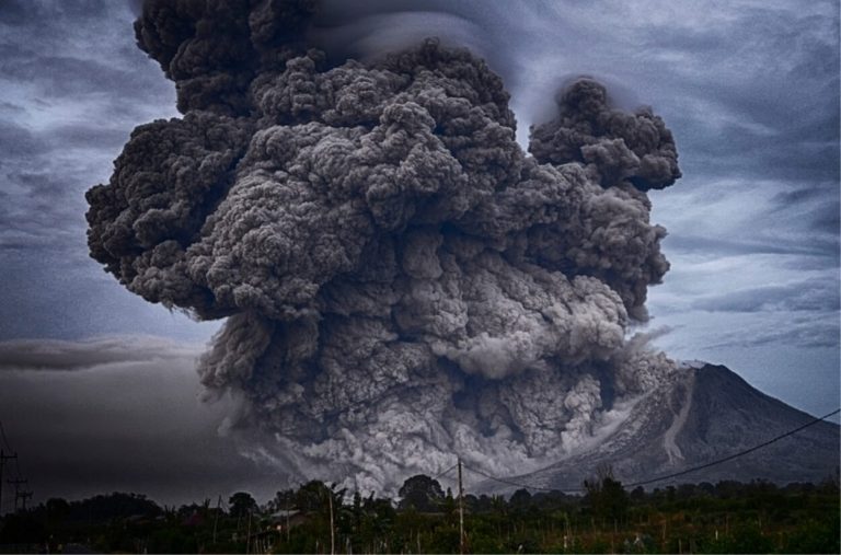 Filippine, il vulcano Taal sta facendo paura, elevato rischio eruzione: le autorità ordinano ‘evacuazione totale’