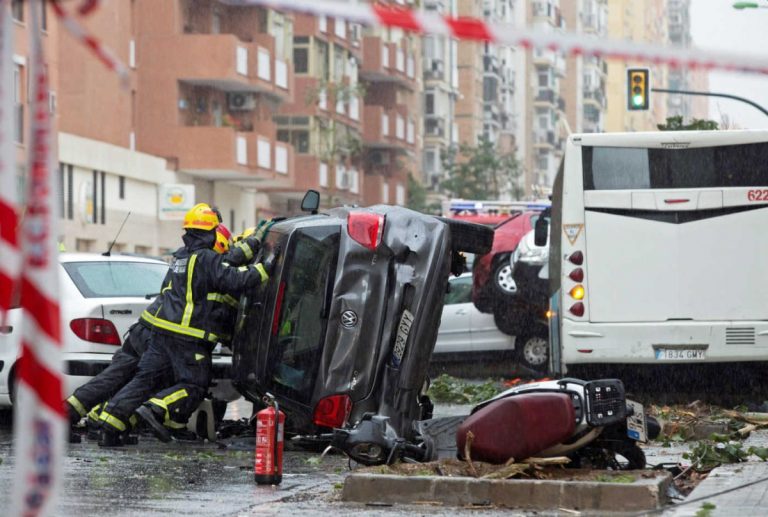 Terribile scontro tra pullman carico di passeggeri e auto in Svizzera: ci sono molti feriti. Ecco cosa è accaduto