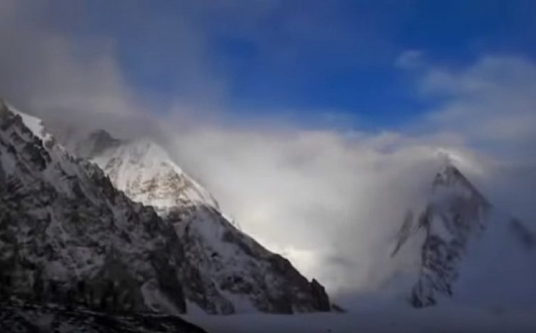 Alpinismo, Gasherbrum I, la delusione di Moro e Lunger: nella notte il vento ha cancellato il lavoro di alcune settimane Alpinismo, Gasherbrum I, la delusione di Moro e Lunger: nella notte il vento ha cancellato il lavoro di alcune settimane