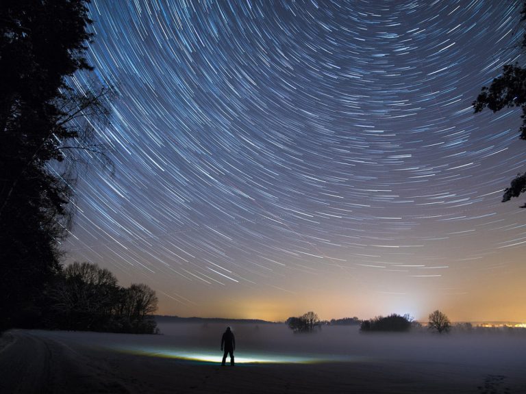 Betelgeuse, la stella sta per esplodere? Un fenomeno visibile dalla terra per settimane, ecco cosa accadrà