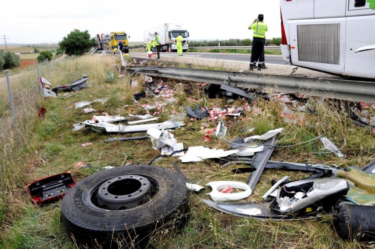 Pullman contro auto sulla Grosseto-Siena, due morti sulla statale Paganico