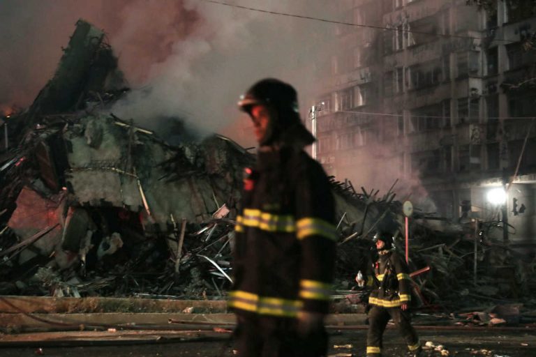 Pakistan, crolla edificio in costruzione: ci sono morti e feriti Pakistan, crolla edificio in costruzione: ci sono morti e feriti
