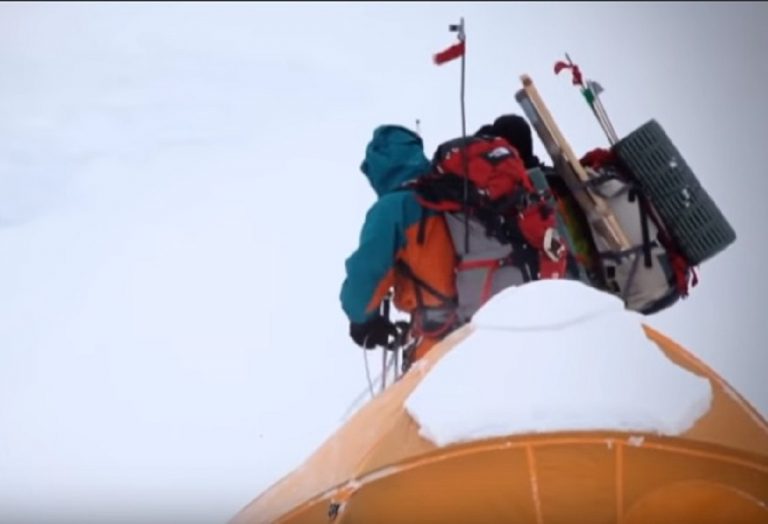 Gasherbrum I, tragedia sfiorata per Simone Moro finito dentro un crepaccio Gasherbrum I, tragedia sfiorata per Simone Moro finito dentro un crepaccio