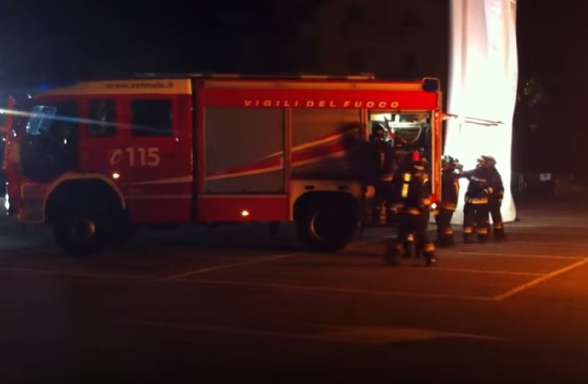 Incendio in ex tipografia a Monza