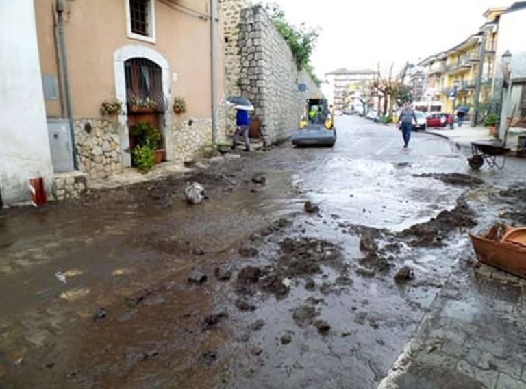METEO – Violenta ONDATA di MALTEMPO colpisce la Sardegna causando danni, allagamenti e disagi, alcune strade chiuse, i dettagli
