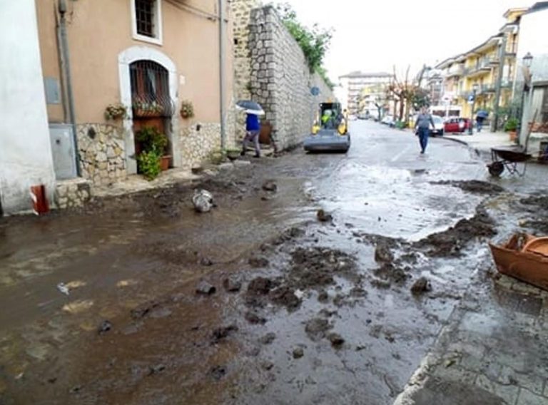 METEO – Violenta ONDATA di MALTEMPO colpisce la Sardegna causando danni, allagamenti e disagi, alcune strade chiuse, i dettagli METEO – Violenta ONDATA di MALTEMPO colpisce la Sardegna causando danni, allagamenti e disagi, alcune strade chiuse, i dettagli