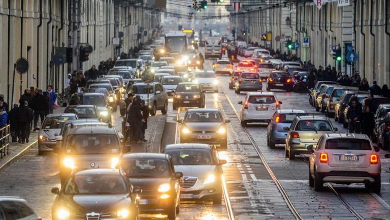 Blocco auto Torino, oggi 5 febbraio 2020, info stop al traffico e orari, chi può circolare? Meteo