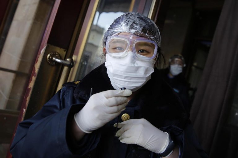 Coronavirus cinese, la paura di un’insegnante: “Ho visto malati sputare addosso ai medici” | Cosa sta succedendo