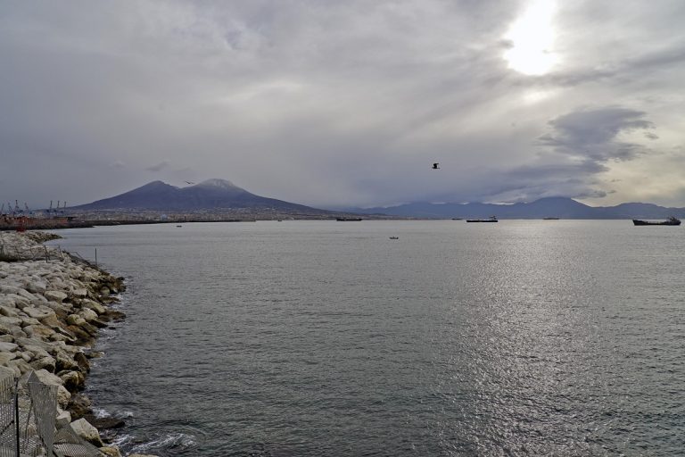 METEO NAPOLI – NEVE sul VESUVIO e forti venti di Tramontana in città, ecco i dettagli