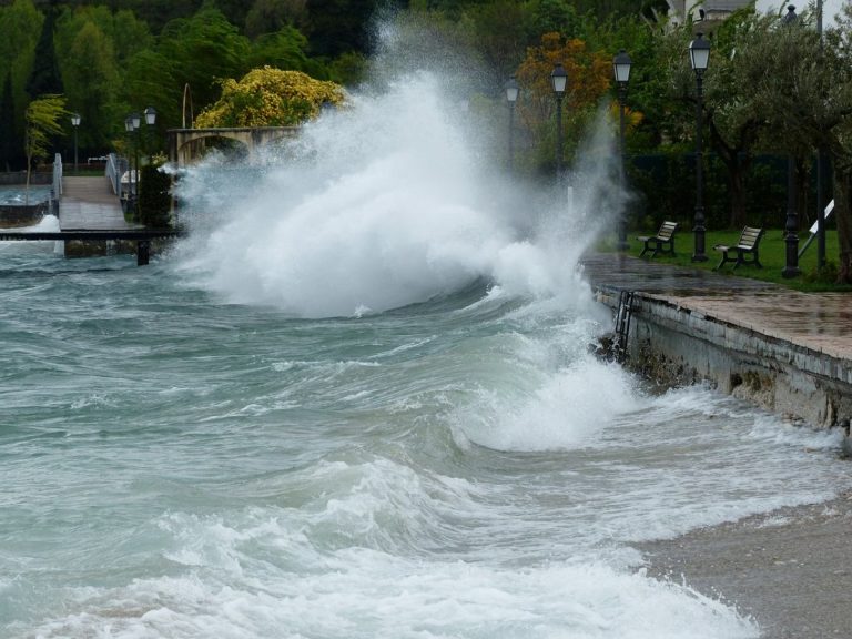 METEO – Violente MAREGGIATE creano disagi alla navigazione con la sospensione di diversi collegamenti, ecco quali