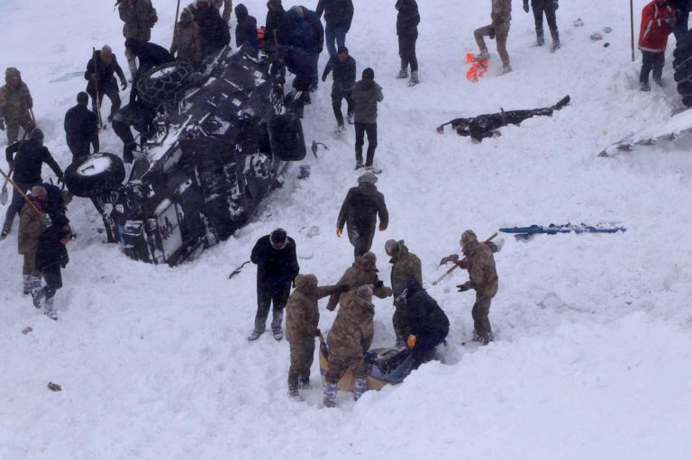 Doppia valanga travolge un gruppo di esploratori: oltre 30 morti, feriti e dispersi | Tragedia in Turchia