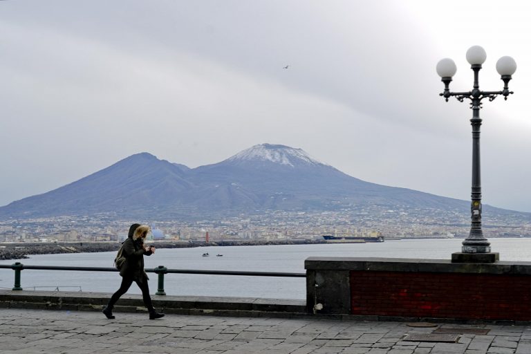 METEO NAPOLI – Tempo in netto miglioramento, con MARI ancora MOLTO MOSSI ma in attenuazione, ecco i dettagli