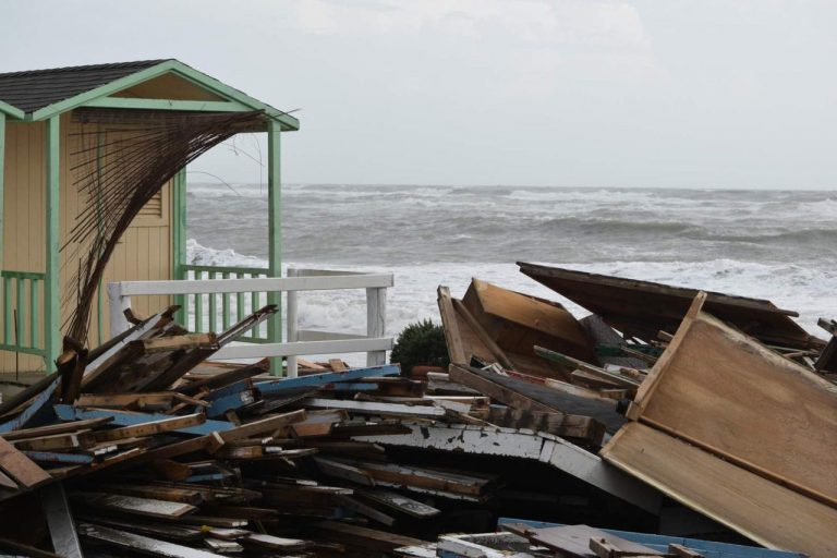 METEO – Maltempo, una impressionante MAREGGIATA è causa di gravi DANNI sulle coste meridionali adriatiche, VIDEO di ciò che è successo a BARI