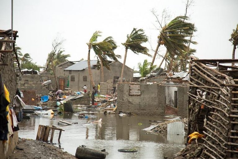 METEO – Un CICLONE TROPICALE fa LANDFALL con venti URAGANICI oltre 200km/h causando diversi DANNI, VIDEO di quanto sta succedendo in Australia