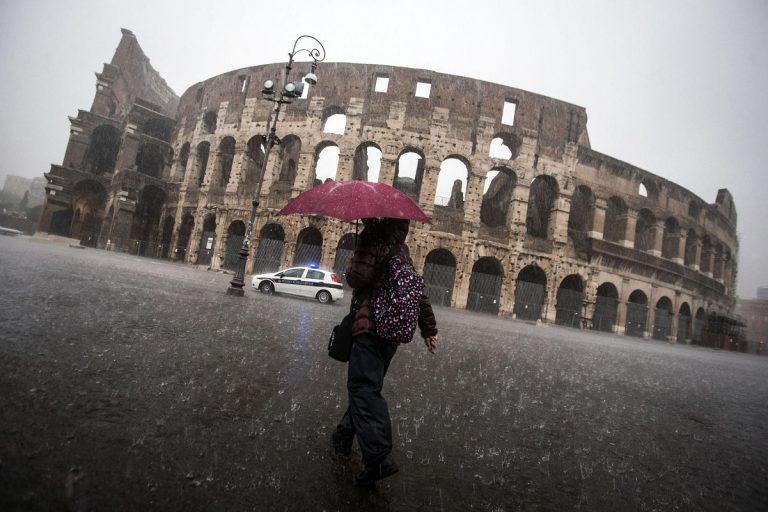 METEO ROMA – Moderato MALTEMPO in queste ore sulla Capitale, le previsioni per i prossimi giorni indicano un miglioramento