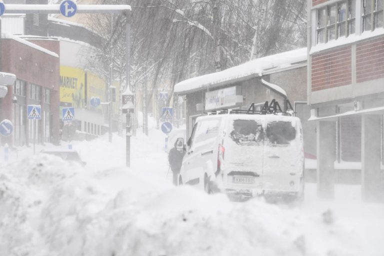 METEO – Violente TORMENTE di NEVE imperversano sull’area causando morti e feriti, diversi i soccorsi. Situazione critica in Iran METEO – Violente TORMENTE di NEVE imperversano sull’area causando morti e feriti, diversi i soccorsi. Situazione critica in Iran