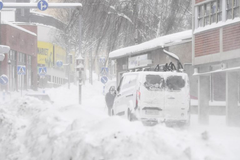 METEO – Violente TORMENTE di NEVE imperversano sull’area causando morti e feriti, diversi i soccorsi. Situazione critica in Iran