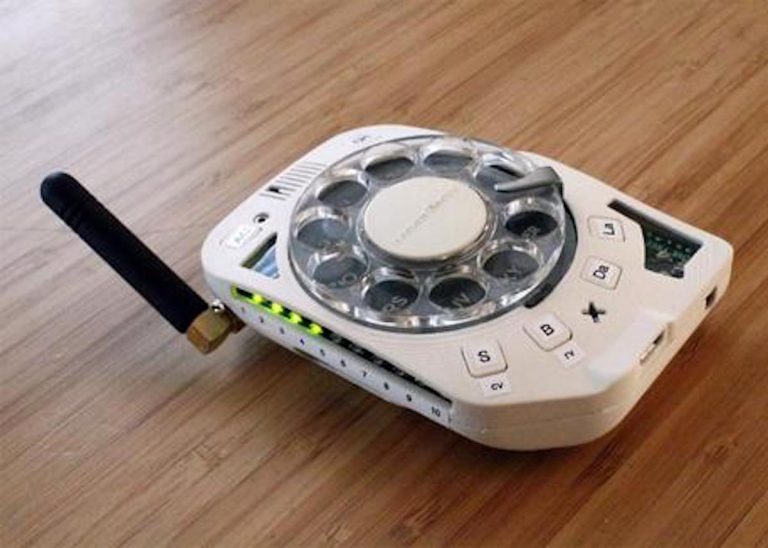 Ecco il Rotary Cellphone, il “vecchio” telefono con il disco per comporre i numeri: come funziona Ecco il Rotary Cellphone, il “vecchio” telefono con il disco per comporre i numeri: come funziona