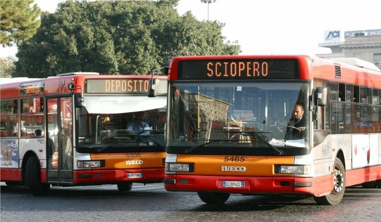 Sciopero trasporti Roma lunedì 8 marzo 2021: a rischio bus, tram e metro. Informazioni e orari stop mezzi Atac | Meteo