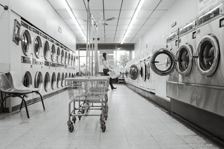 Lavare in lavatrice ad alte temperature aumenta il numero di batteri: ecco perché