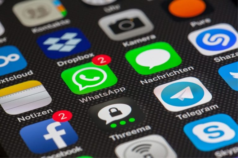 WhatsApp, la Commissione Europea ne sconsiglia l’uso ai dipendenti, invitandoli ad utilizzare Signal