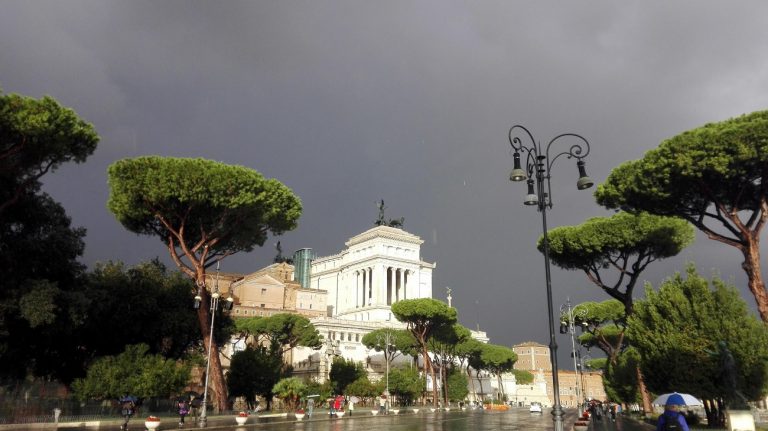 METEO ROMA – Nuovo peggioramento in arrivo in nottata con possibili acquazzoni o temporali, ecco i dettagli per il prossimo weekend