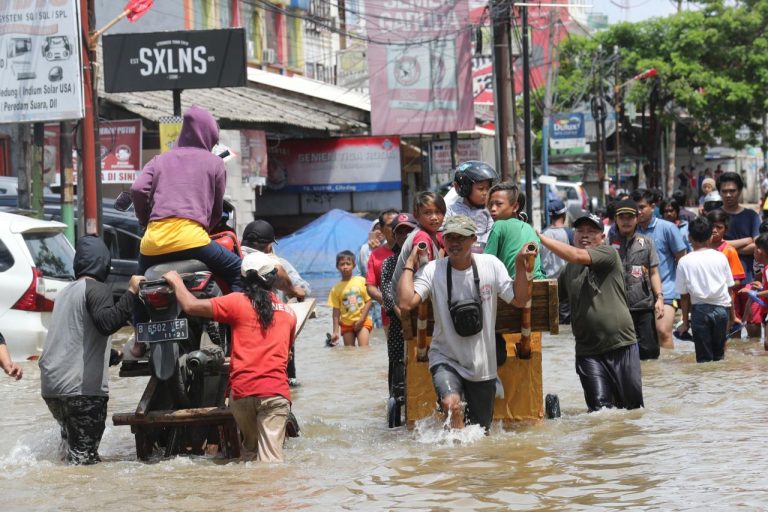 METEO – Alluvione lampo, fiumi di fango e detriti travolgono strade e abitazioni. Black out e persone bloccate in casa. VIDEO da Giacarta