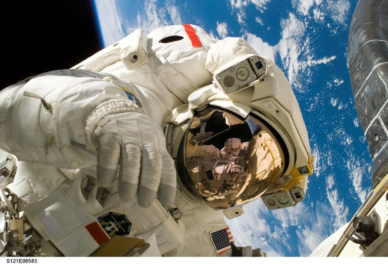 Il menù degli astronauti, cosa si mangia nello spazio? Dalla carne frullata ai sandwich introdotti clandestinamente