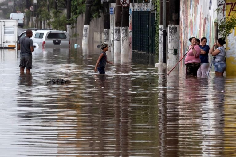 Meteo – Piogge alluvionali e fiumi di fango stanno devastando tutto. Ci sono almeno 17 morti e oltre 40 dispersi in Brasile