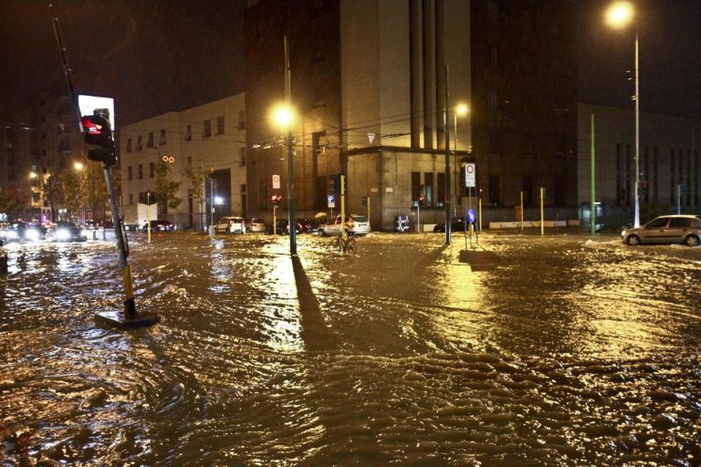 METEO – Piogge alluvionali e pesanti grandinate stanno colpendo la popolazione. Almeno 5 morti e oltre 300 abitazioni distrutte in Vietnam