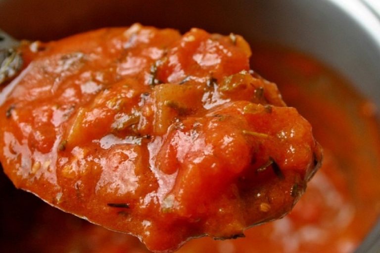 Pezzi di vetro nelle bottiglie di salsa pomodoro, il Ministero della Salute provvede al ritiro