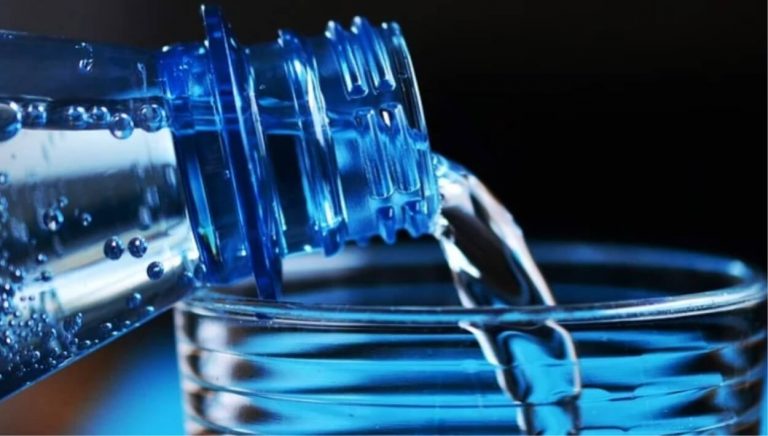 Aprire una bottiglia di plastica può causare questo tipo di inquinamento | I risultati di un nuovo studio Aprire una bottiglia di plastica può causare questo tipo di inquinamento | I risultati di un nuovo studio