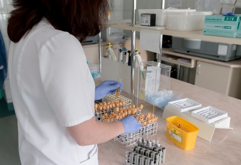 “Fiale contenenti virus mortali sono spariti dal laboratorio”, l’annuncio shock che arriva dal ministro della Salute “Fiale contenenti virus mortali sono spariti dal laboratorio”, l’annuncio shock che arriva dal ministro della Salute