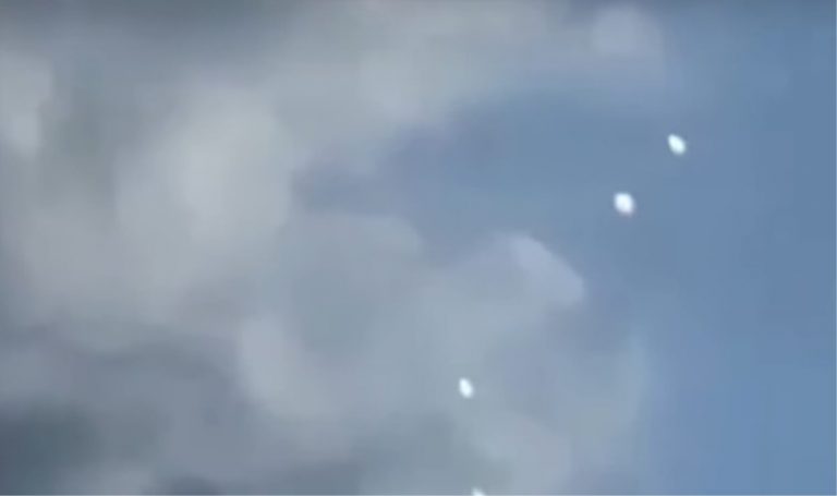 Luci misteriose appaiono di nuovo nel cielo degli Stati Uniti in formazione triangolare – Video