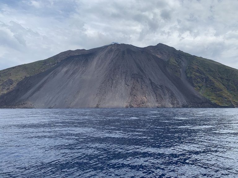 Eruzione del vulcano Stromboli: colata di lava sino al mare. Serie di tremori in zona, ecco cosa succede