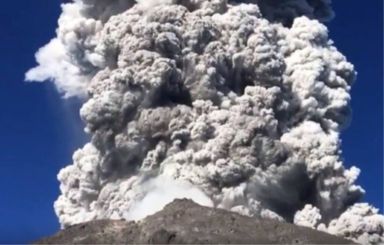 Terremoto ed esplosione nei pressi del vulcano Piton de la Fournaise: cosa è successo