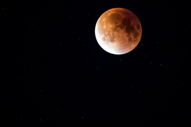 Arriva la “super Luna” rosa: ecco quando si vedrà in cielo e dove
