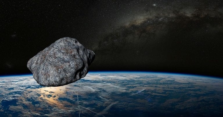 Asteroide grande come un campo da calcio sorvola la Terra, ecco tutti i dettagli