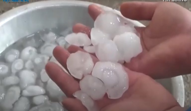 METEO – VIOLENTE TEMPESTE e GRANDINATE hanno provocato 3 VITTIME e DISTRUZIONE, ecco il video dell’accaduto nel Vietnam METEO – VIOLENTE TEMPESTE e GRANDINATE hanno provocato 3 VITTIME e DISTRUZIONE, ecco il video dell’accaduto nel Vietnam