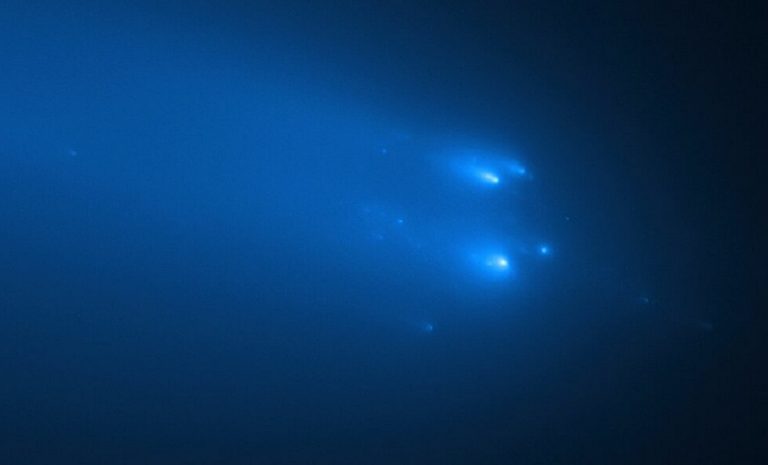 Hubble invia immagini spettacolari sulla disintegrazione della cometa ATLAS