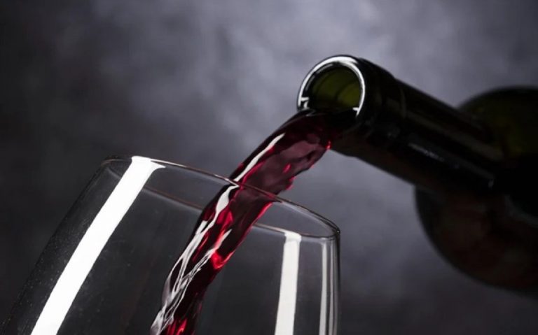 L’acqua può alleviare i postumi di una sbornia? Ecco cosa dice la scienza L’acqua può alleviare i postumi di una sbornia? Ecco cosa dice la scienza