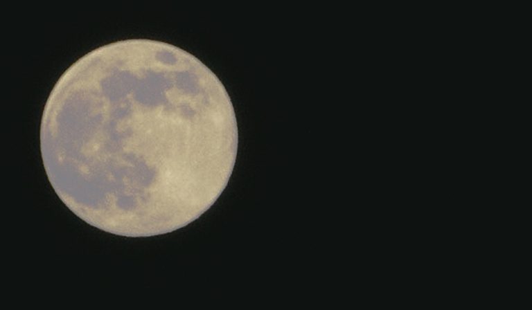 Superluna di maggio, lo spettacolo nei cieli nella serata di oggi: ecco quando osservarla e come fotografarla anche senza reflex