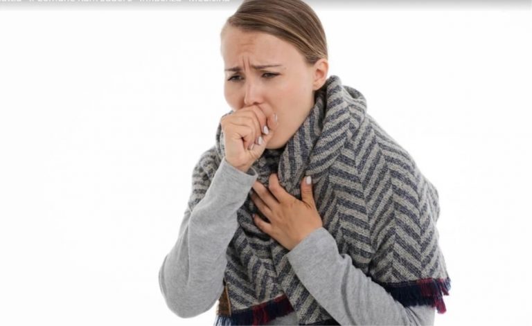 Tosse, il prof. Stefano Aliberti spiega perché spesso peggiora la notte, le possibili cause e i rimedi