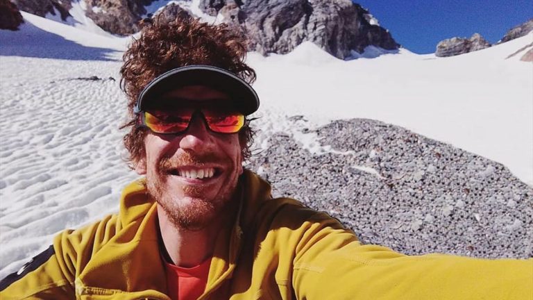 Valanga al nord Italia poco fa: morto travolto un conosciuto alpinista. Soccorsi sul posto, ecco quanto è accaduto in Valtellina