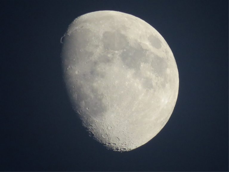 La Luna ha due parti diverse e nuove ricerche potrebbero finalmente spiegare il perché La Luna ha due parti diverse e nuove ricerche potrebbero finalmente spiegare il perché