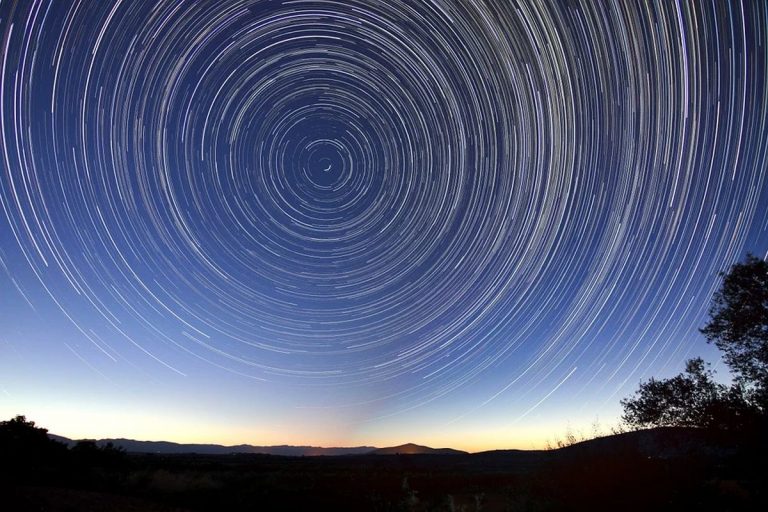 Arrivano le Perseidi, le stelle cadenti di agosto: ecco quando arriva il picco Arrivano le Perseidi, le stelle cadenti di agosto: ecco quando arriva il picco