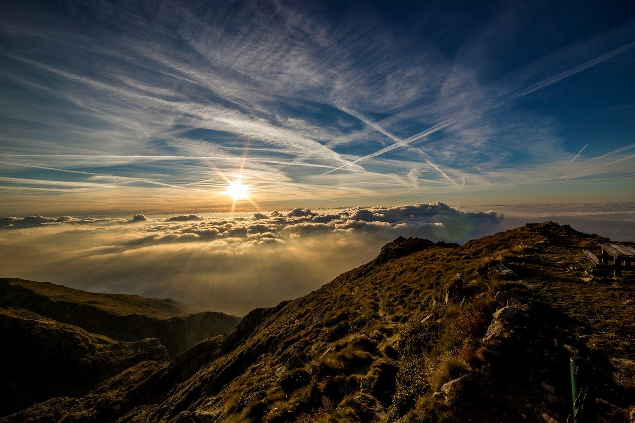 METEO ITALIA - OGGI residui disturbi, poi sarà lotta tra ANTICICLONE e FLUSSO FRESCO orientale