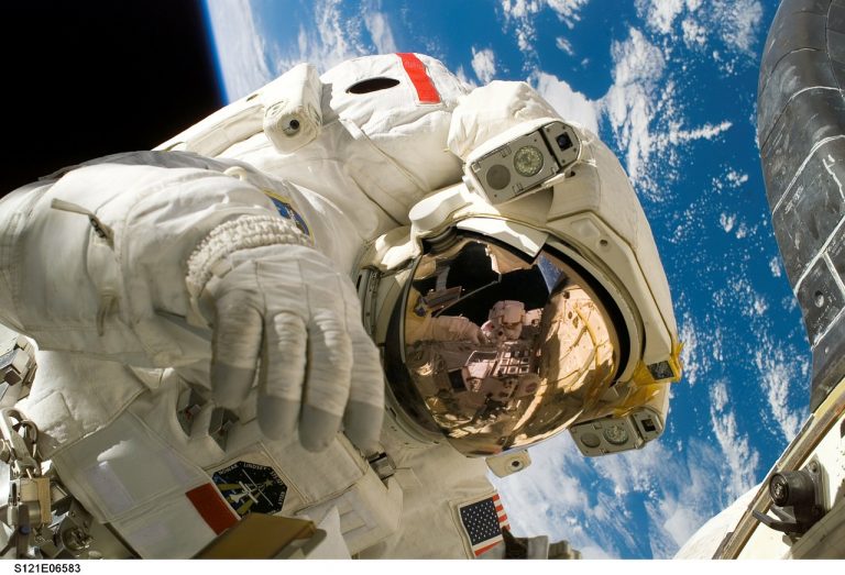 La spazzatura spaziale ha costretto gli astronauti a dover rinunciare alla passeggiata nello spazio La spazzatura spaziale ha costretto gli astronauti a dover rinunciare alla passeggiata nello spazio
